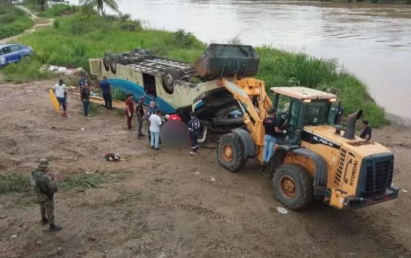 Cinco morrem após ônibus tombar em rodovia no sudoeste da Bahia