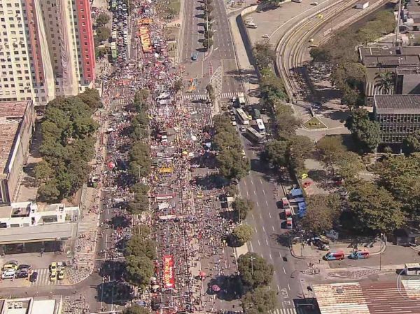 Manifestantes fazem atos contra Bolsonaro e a favor da vacina