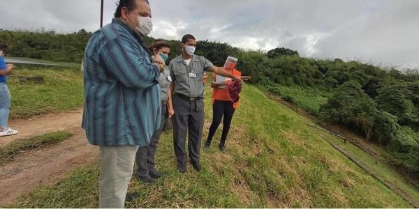 Moradores de região próxima a barragem com risco de rompimento protestam e revelam preocupação: &#039;Dia