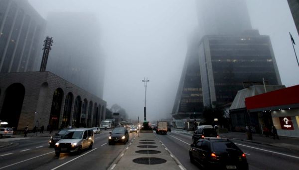 Tempo vira em SP e frio chega com garoa em várias regiões; mínima de 16°C deve ser registrada na noi