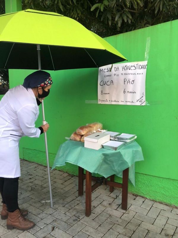&#039;Mesa da honestidade&#039;: Moradora de SC deixa pães e cucas na rua para vender e sai para trabalhar: &#039;C