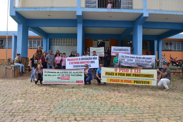 Licínio de Almeida: Professores do Magistério da Rede Municipal de Educação, Manifesta Por Piso Sala