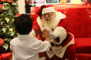 Com casa de vidro e chamadas de vídeo, shoppings de Fortaleza reinventam encontros com Papai Noel.