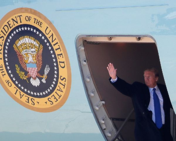 Donald Trump embarca rumo ao Vietnã para segundo encontro com Kim Jong-un