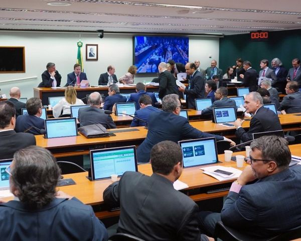 Comissão aprova projeto que remaneja orçamento do governo; Educação perde quase R$ 1 bilhão