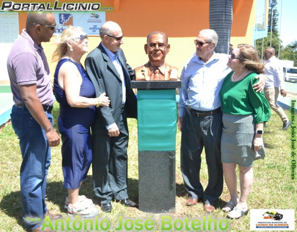 Licínio de Almeida : Praça da Prefeitura Recebe Busto e novo Nome de Pca, Antônio José Botelho.