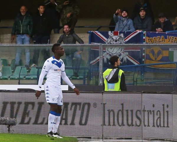Balotelli encara racismo da torcida do Hellas Verona, ameaça sair de campo e faz golaço quase no fim