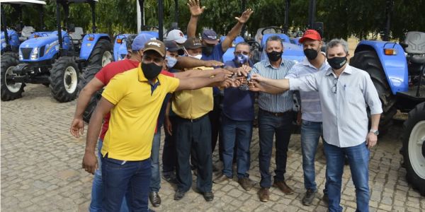 Deputado Charles Fernandes entrega equipamentos para comunidades rurais de Mutans e Sebastião Laranj