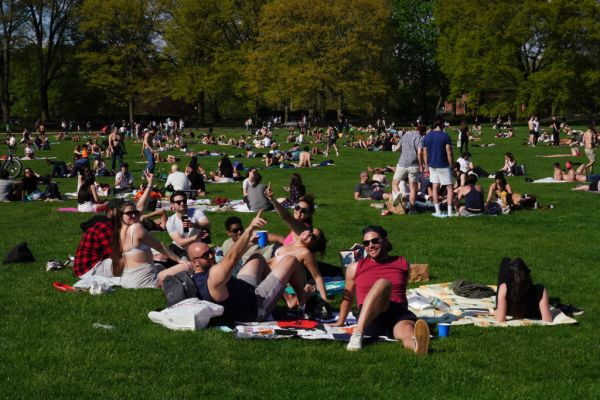 EUA : pessoas vacinadas contra Covid-19 podem ficar sem máscara em ambientes abertos e fechados.