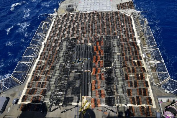 Marinha dos EUA faz apreensão gigantesca de armas no Mar da Arábia.