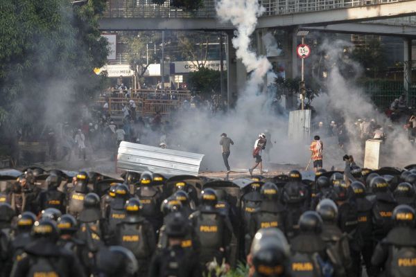 Confrontos após reeleição de Widodo deixam mortos na Indonésia