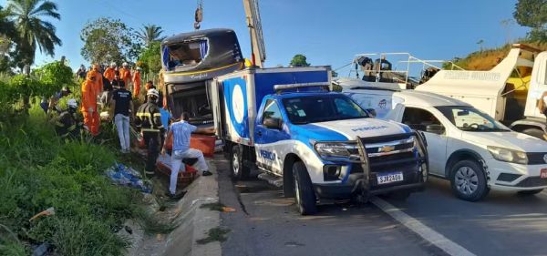 Vítimas que morreram após ônibus de turismo do Rio de Janeiro tombar na Bahia são identificadas; 23