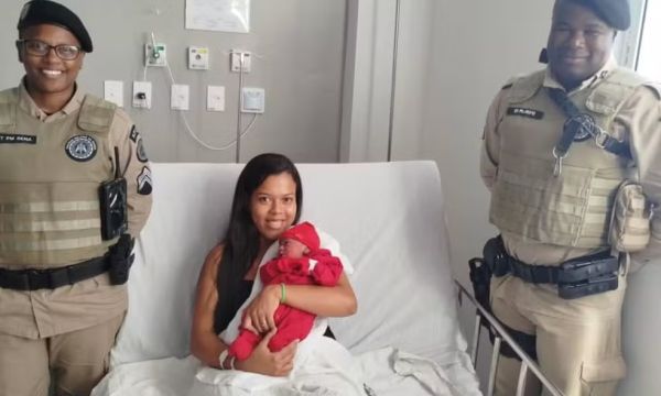 Mulher dá à luz às margens de rodovia na Bahia; casal estava a caminho de maternidade quando bebê na