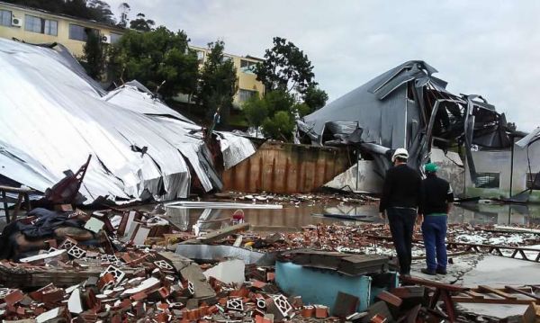 Ciclone bomba causa pânico e mortes em SC; fenômeno deve chegar a SP