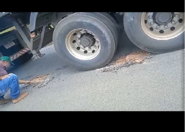 Licínio de Almeida : Caminhão Danifica Asfalta no Trecho Entre Licínio a Urandi.
