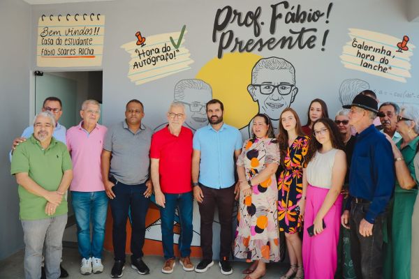 Prefeito Detinho inaugura nova Casa do Estudante de Jacaraci em Vit&oacute;ria da Conquista