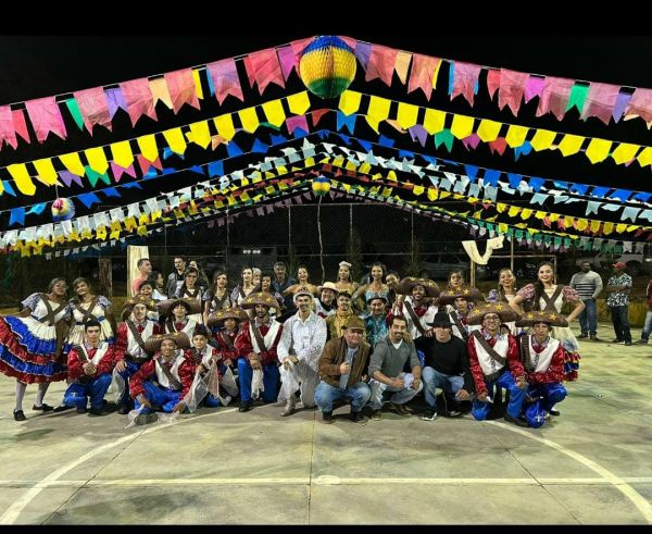 Licínio de Almeida: Quadrilha Flor de Mandacarú Faz Sua Quinta Apresentação na Cachoeira dos Periqui