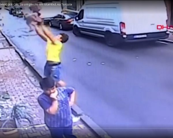 Jovem salva menina que caiu do segundo andar de prédio em Istambul
