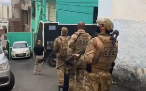 Polícia prende segurança e faz busca no Atakarejo após morte de tio e sobrinho.