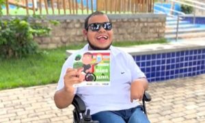 Baiano com paralisia cerebral lan&ccedil;a biografia ap&oacute;s m&eacute;dicos afirmarem que ele n&atilde;o conseguiria ler