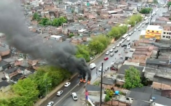 Manifestantes bloqueiam pista em protesto contra aumento do preço da gasolina na Bahia
