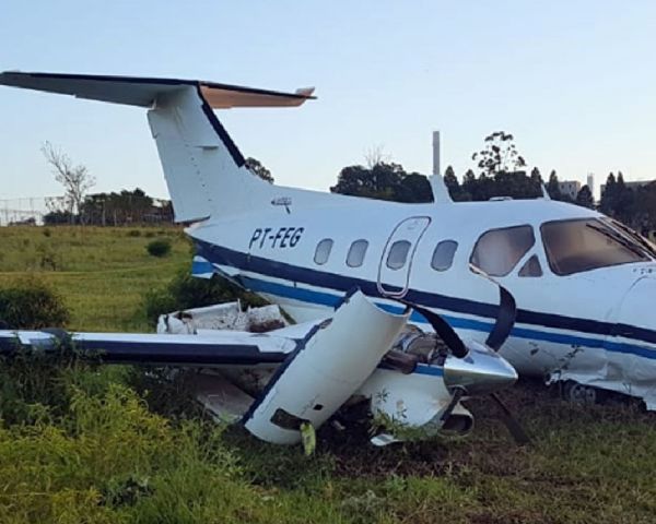 Avião faz pouso forçado em bairro de Campinas e 5 ocupantes sobrevivem