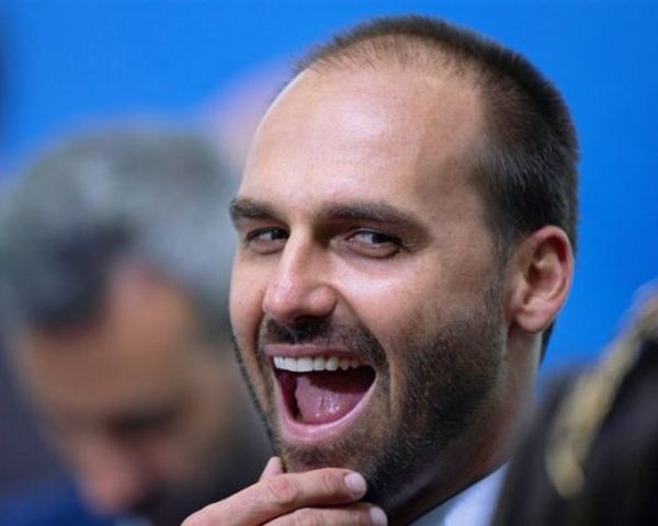 Documento liga assessor de Eduardo Bolsonaro a conta em rede social para ataques pessoais