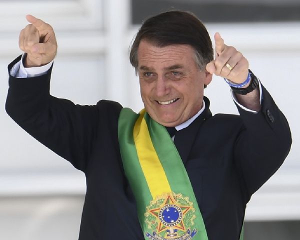 Bolsonaro assina decreto que fixa salário mínimo em R$ 998 em 2019