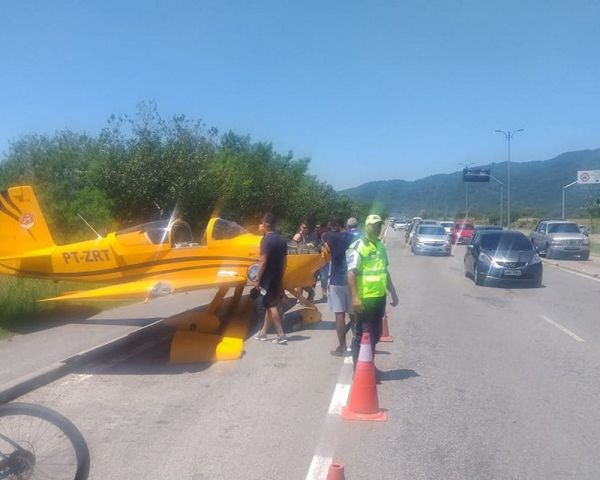 Piloto pousa avião em avenida na Zona Oeste do Rio