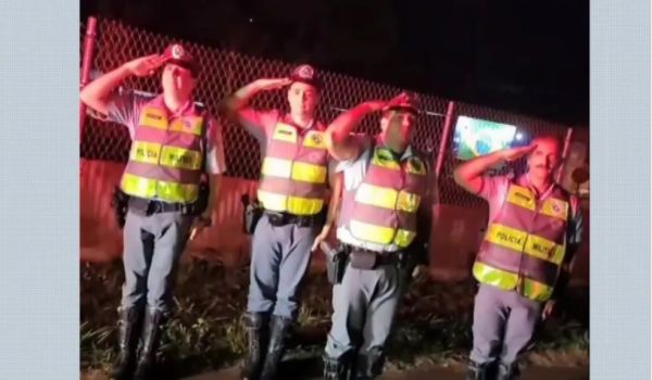 Continência de PMs em ato pró-Bolsonaro em Franca, SP, é dúbia e contraria protocolo da polícia, diz