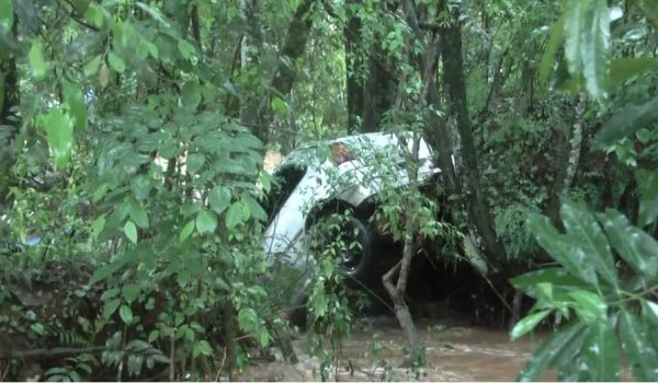 Corpo de menina desaparecida com irmão após carro ser arrastado por enxurrada é encontrado, no Paran