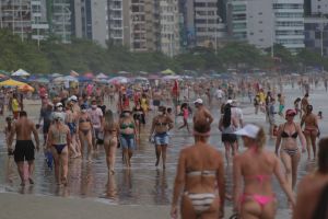 Em meio a aglomerações, SC se torna o 3º estado com maior n° de casos confirmados de Covid-19