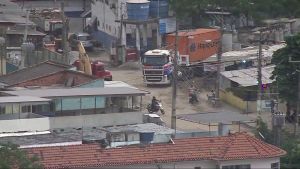Dono de caminhões roubados no RJ aluga helicóptero para tentar recuperar a carga; bandidos atiram em