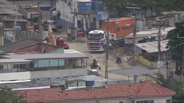 Dono de caminhões roubados no RJ aluga helicóptero para tentar recuperar a carga; bandidos atiram em