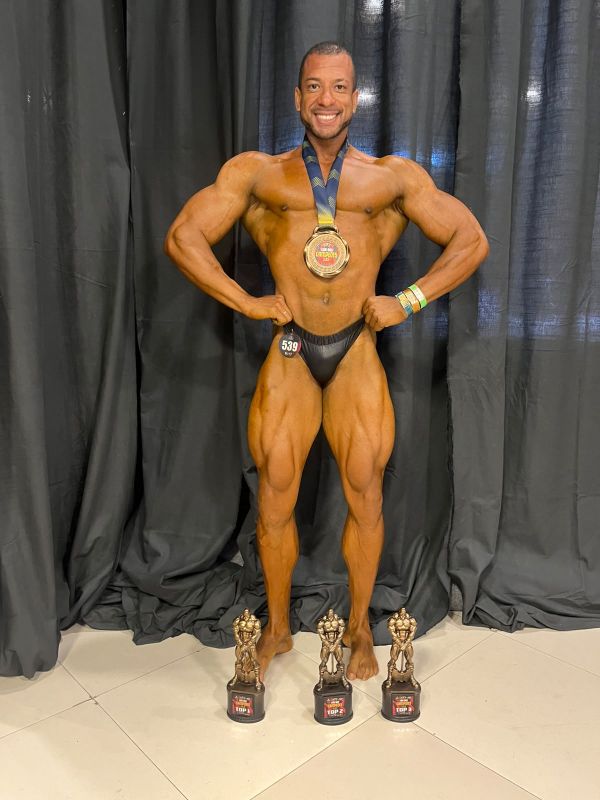 Atleta de Lic&iacute;nio de Almeida d&aacute; show em Salvador e conquista m&uacute;ltiplos trof&eacute;us na NPC Liga dos Campe