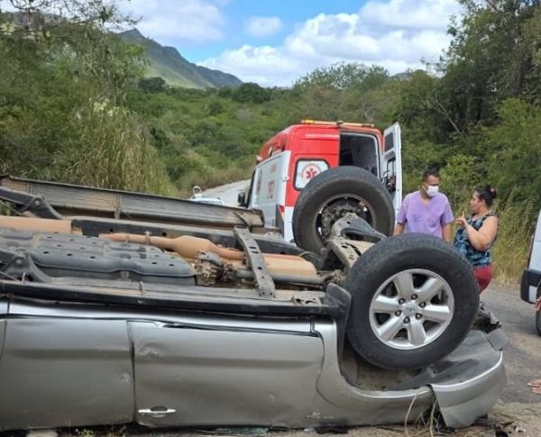 Jacaraci - Lic&iacute;nio : Carros derrapam em Pista e  Mobiliza Equipes de Emerg&ecirc;ncia na BA-156