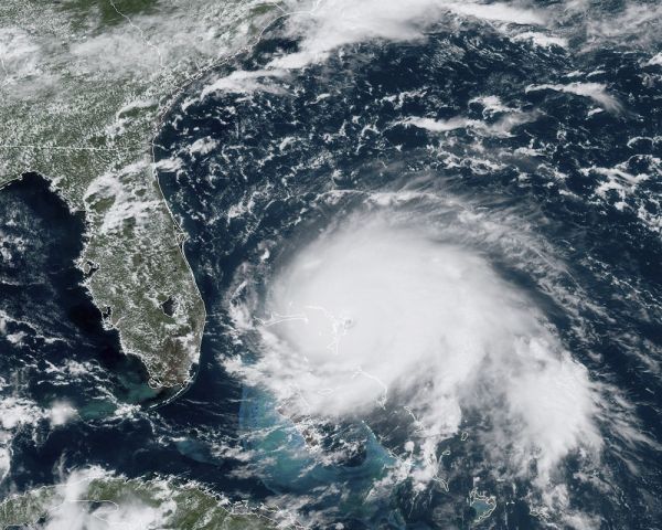 Furacão Dorian chega às Bahamas na categoria 5 e com ventos de 295 km/h