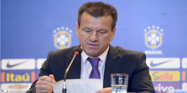 Dunga critica excesso de treinadores estrangeiros no Brasil: &#039;Muitos foram criados, não deveriam est