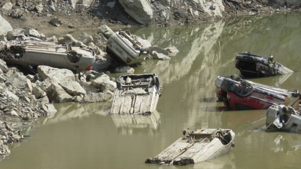 Polícia investiga se lago onde foram encontrados ao menos 15 carros era usado para golpe em segurado