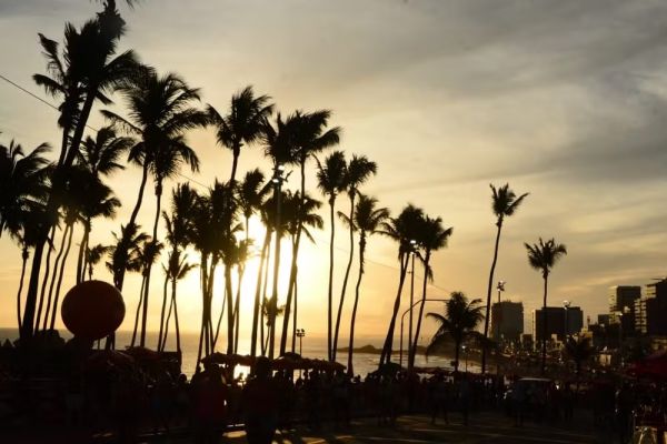 Carnaval deve ter calor e pancadas de chuva em todo Brasil