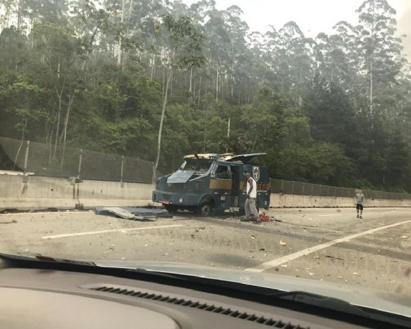 Criminosos atacam carros-fortes na Tamoios em Paraibuna