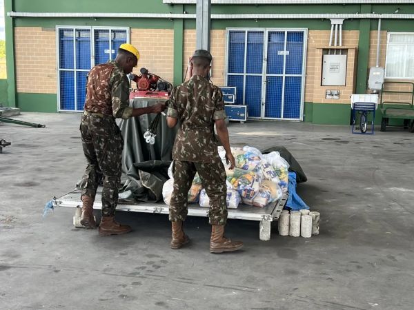 Com rios poluídos e sem peixes, povo Yanomami recebe cestas básicas com sardinhas enlatadas