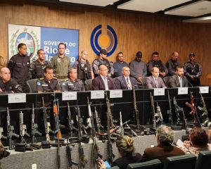 Opera&ccedil;&atilde;o apreende fuzis, drogas, prende um dos chefes do tr&aacute;fico e deixa um morto no Complexo da Mar