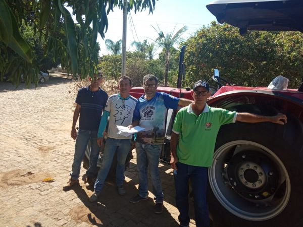 Licínio de Almeida: EFA, COOPMEL e SINTRAF, são beneficiados com trator agrícola.