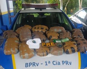 Casal &eacute; preso ap&oacute;s pol&iacute;cia encontrar 15 kg de maconha em mala de carro na BA-099
