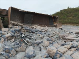 LIC&Iacute;NIO DE ALMEIDA : CAMINH&Atilde;O CARREGADO DE  CIMENTO PERDE FREIOS E TOMBA CONTRA MOTOCICLISTA.