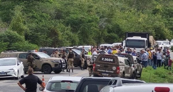 MST invade mais uma fazenda na Bahia e fazendeiros botam pra correr