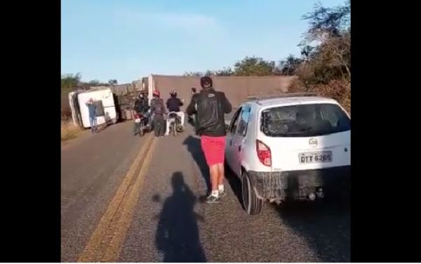 Licínio de Almeida.: Carreta Tomba Próximo ao Distrito de Tauape