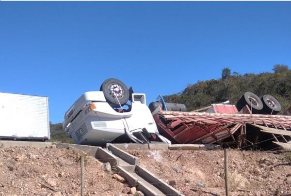 Licínio de Almeida.: Acidente Com Caminhão Boiadeiro, Deixa Duas Vitimas de Guanambi Com Ferimento L