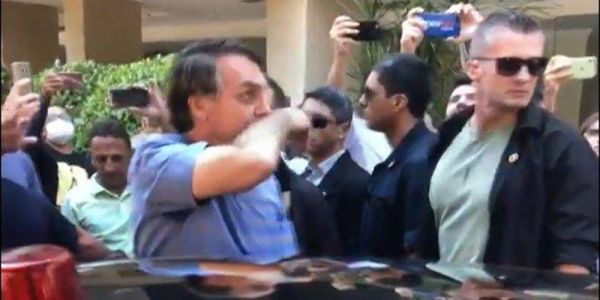 Bolsonaro vai a hospital, farmácia e prédio de Brasília e cumprimenta apoiadores